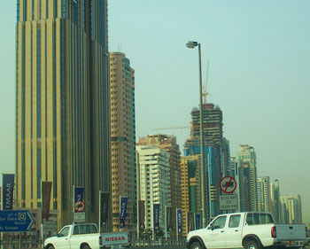 Szpaler budynkow - drapaczy chmur na Sh Zayed Road, w 1996 roku nie bylo tu nic!